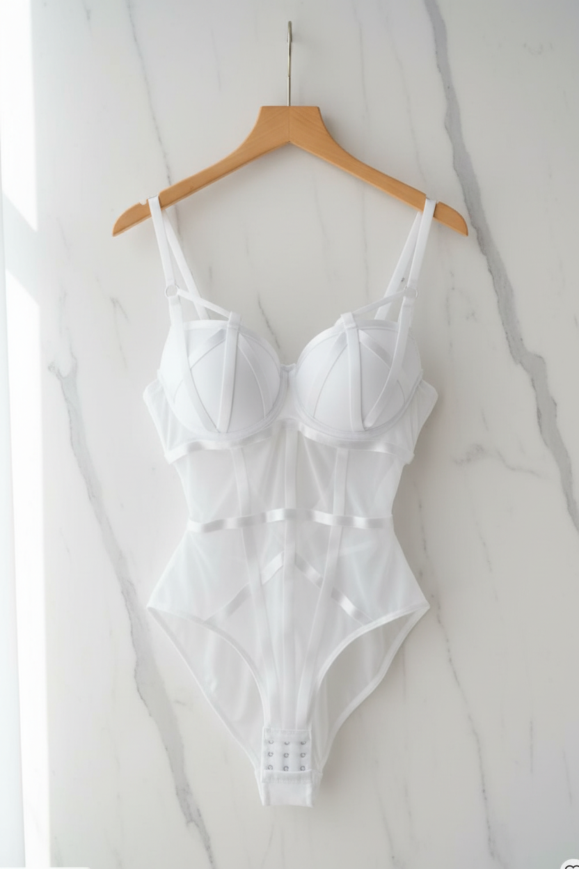 Witte bodysuit hangend op marmeren achtergrond